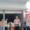 BERSINERGI: Kapolsek Cimanggung, Kompol D Karyaman (kanan) saat memantau pendistribusian beras Bulog di Desa M