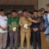 MEMBANGUN: Pj Bupati Sumedang Yudia Ramli saat groundbreaking di Pimpinan Daerah Muhammdiyah (PDM) Sumedang, b