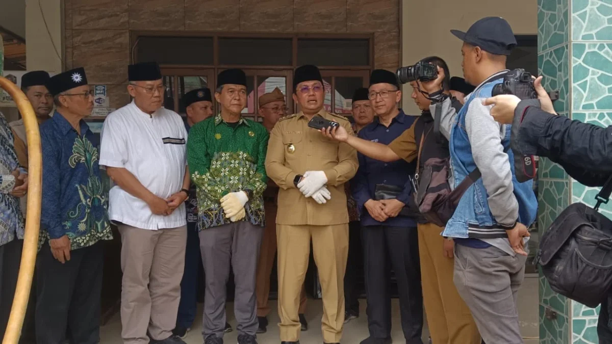 MEMBANGUN: Pj Bupati Sumedang Yudia Ramli saat groundbreaking di Pimpinan Daerah Muhammdiyah (PDM) Sumedang, b