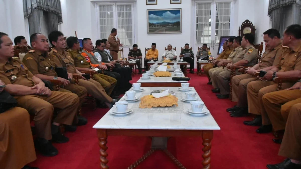 WASPADAI: Pj Bupati Sumedang Yudia Ramli saat memimpin Rakor Mitigasi Bencana di Gedung Negara, baru-baru ini.