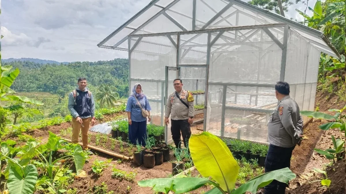 SINERGI: Bhabinkamtibmas Desa Sukamukti, Bripka Agus Sukmana saat melaksanakan kegiatan sambang ke Kelompok Wa