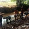 GOTONG ROYONG: Sejumlah aparat saat membersihkan bantaran sungai Cimande Kecamatan Cimanggung, kemarin.