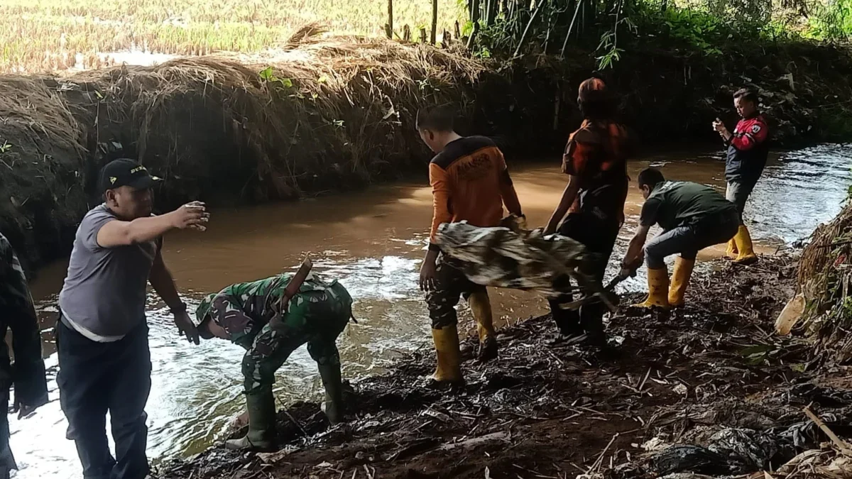 GOTONG ROYONG: Sejumlah aparat saat membersihkan bantaran sungai Cimande Kecamatan Cimanggung, kemarin.