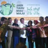 Sekda Provinsi Jawa Barat Herman Suryatman foto bersama sejumlah pejabat saat meresmikan Jatinangor City of Di