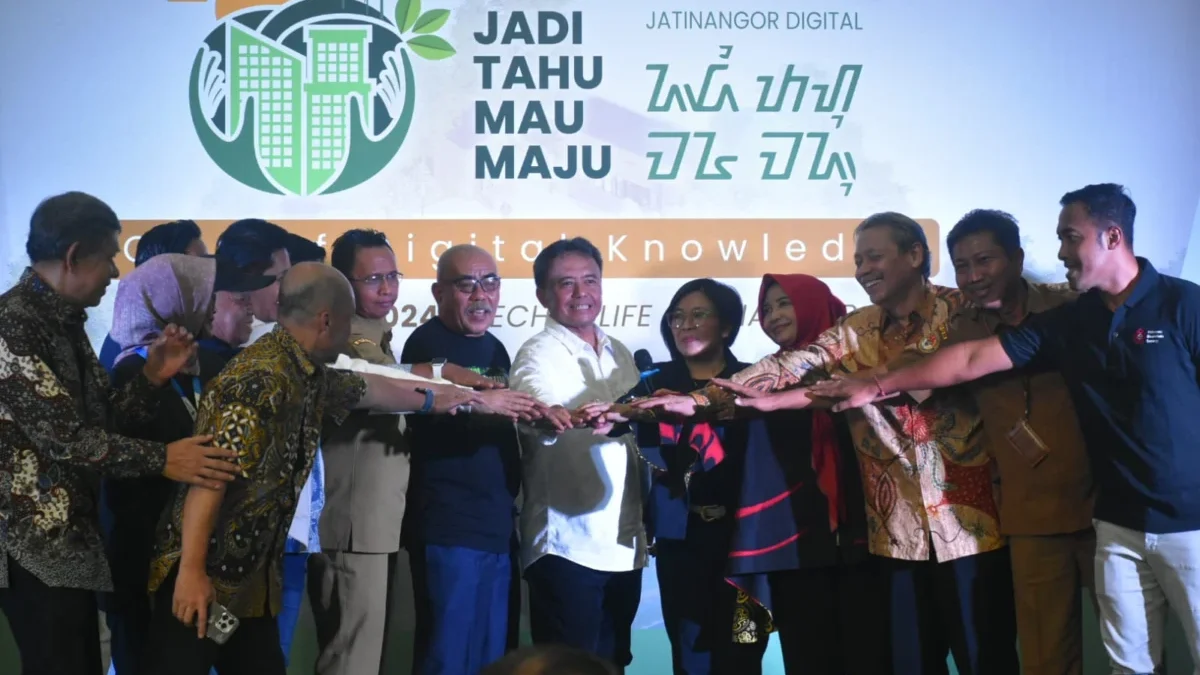 Sekda Provinsi Jawa Barat Herman Suryatman foto bersama sejumlah pejabat saat meresmikan Jatinangor City of Di