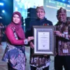 BERPRESTASI: Pj Bupati Sumedang Yudia Ramli saat menerima penghargaan STBM Award 2024, baru-baru ini.