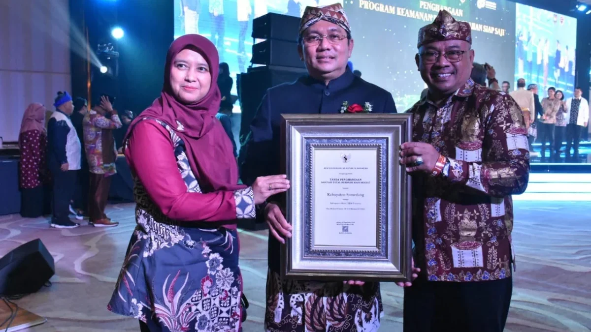 BERPRESTASI: Pj Bupati Sumedang Yudia Ramli saat menerima penghargaan STBM Award 2024, baru-baru ini.