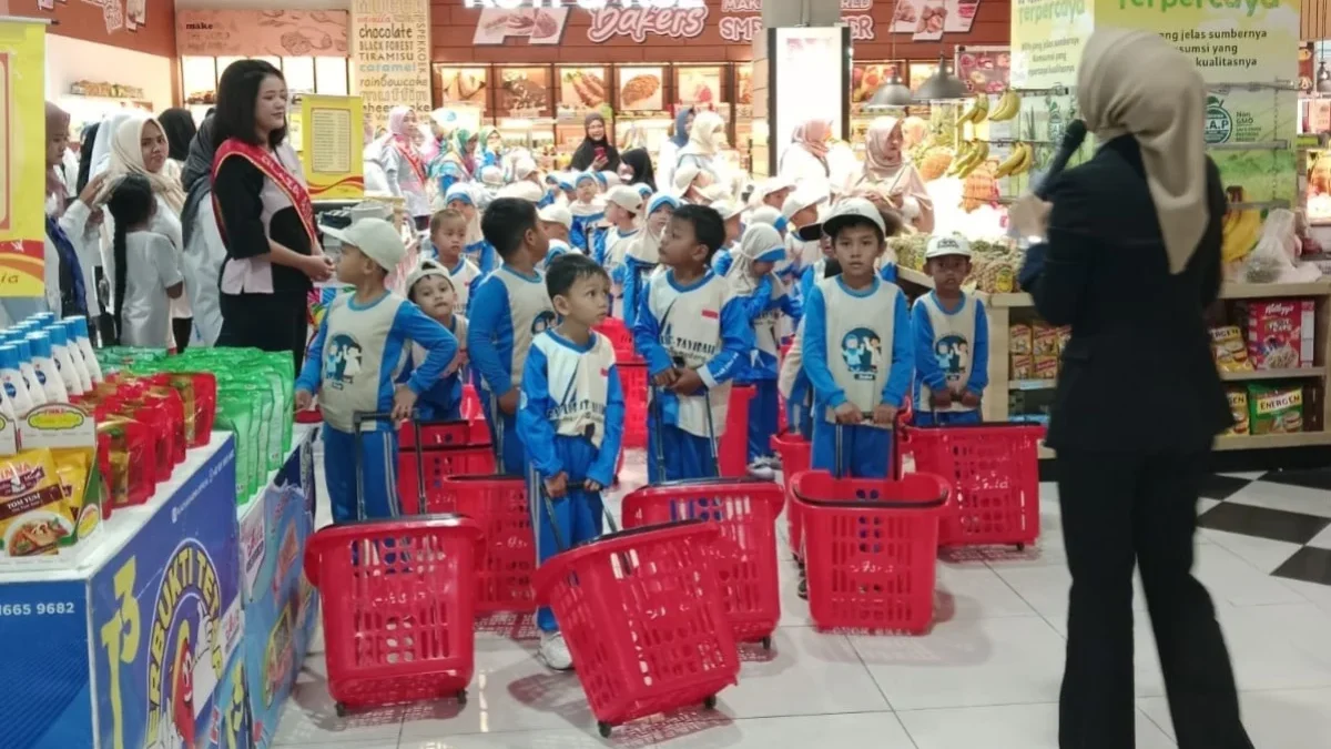 BELANJA: Puluhan Siswa TK At-Tayibah saat mengikuti kegiatan market day di Asia Plaza Sumedang, kemarin.