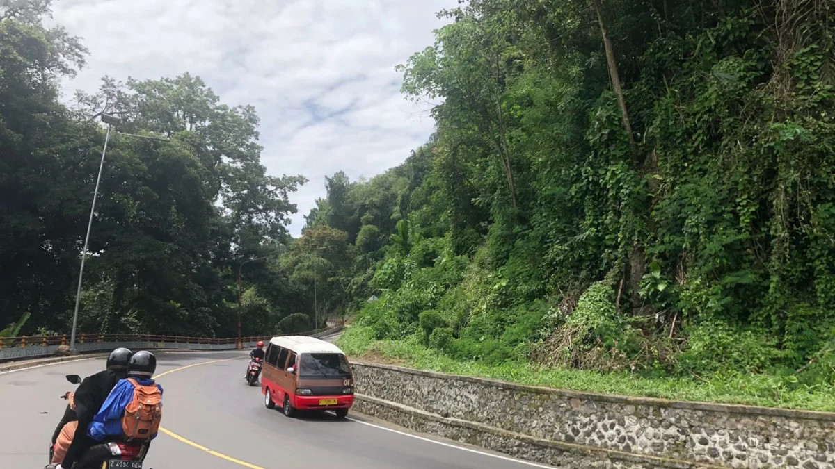 ANTISIPASI: Sejumlah pengendara saat melintas di Jalan Cadas Pangeran Kecamatan Pamulihan, Kamis (12/12).