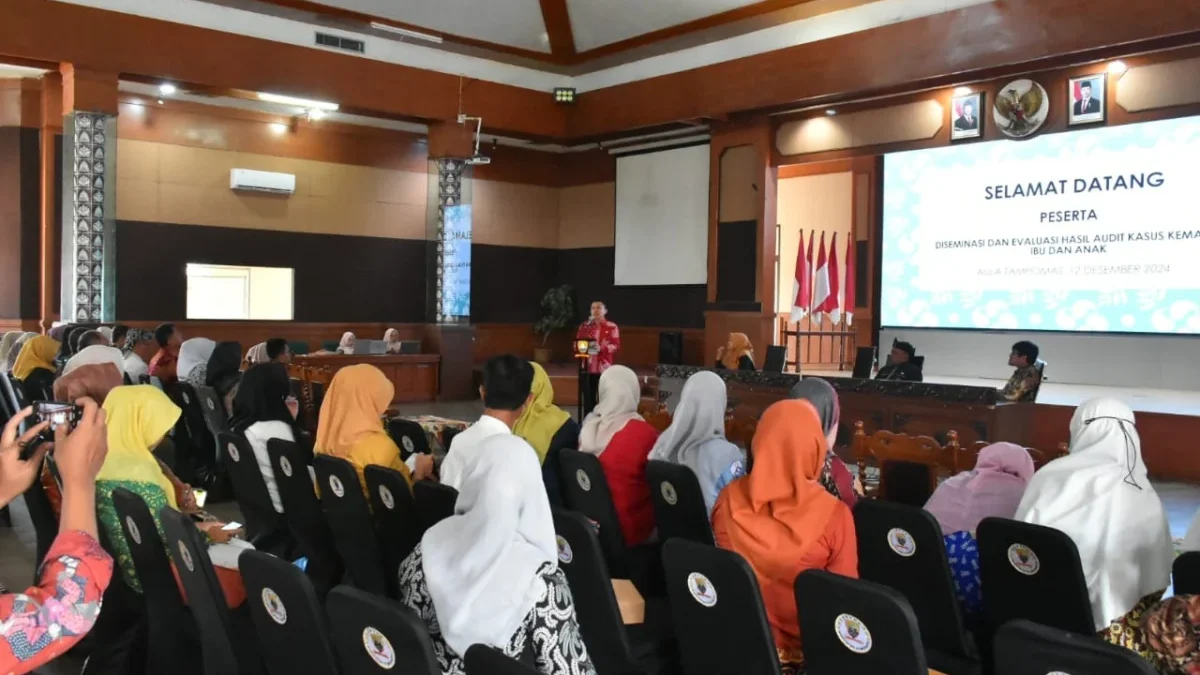 Angka Kematian Bayi Tinggi, Pemkab Sumedang Perkuat Layanan Kesehatan STRATEGI: Sejumlah peserta mengikuti Diseminasi dan Evaluasi Hasil Audit Kasus Kematian Ibu dan Bayi di Aula T