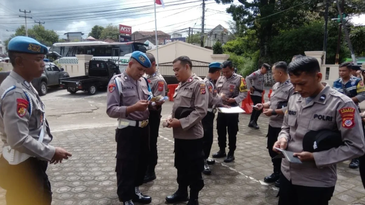 PATUHI: Sejumlah personil saat mengikuti kegiatan Penegakan Disiplin (Gaktiplin) di Polsek Tanjungsari, baru-b