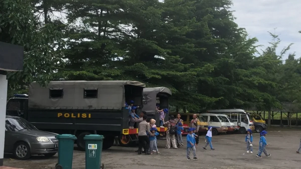 ANTUSIAS: Murid TK Bakti Pertiwi saat diantar menggunakan mobil polisi ke objek Wisata Gajah Depa, kemarin.