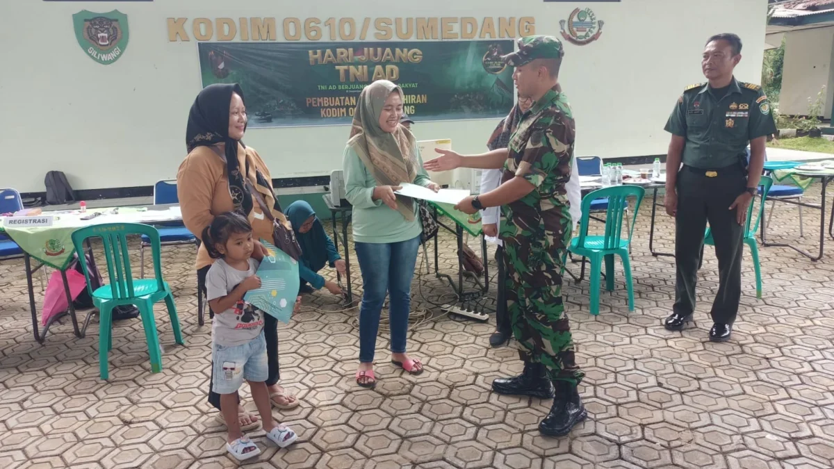 PERMUDAH: Salah satu warga saat menerima akta lahir anak di Kodim/0610 Sumedang, baru-baru ini.
