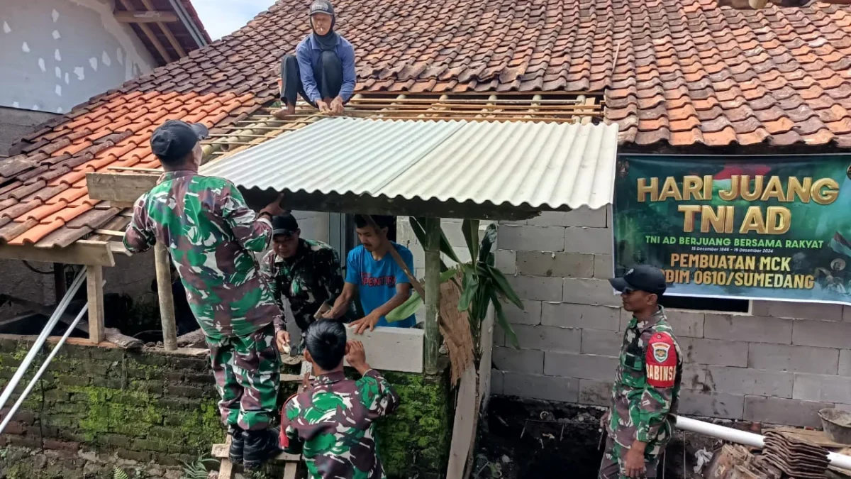 MEMBANGUN; Personil TNI Kodim 0610/Sumedang saat pembuatan MCK di Kecamatan Rancakalong, kemarin.