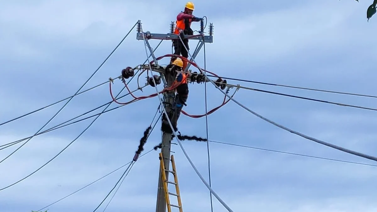 Pulihkan Cepat Kelistrikan Sukabumi, PLN UP3 Sumedang Kirim 33 Personel