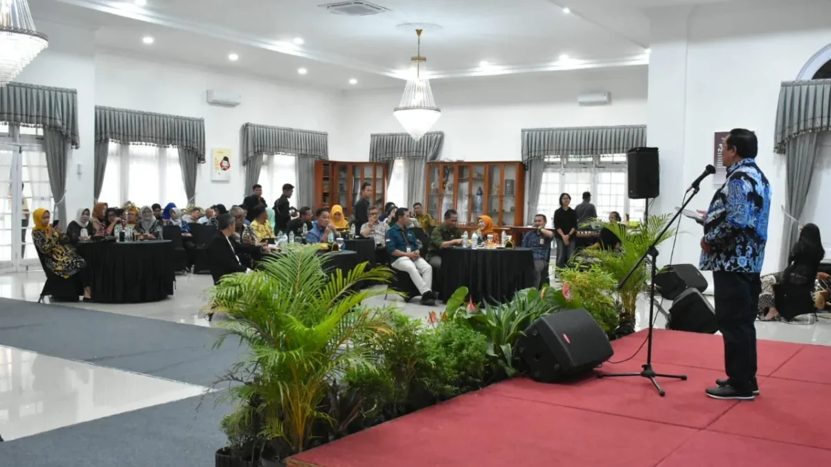 BERINOVASI: Pj Bupati Sumedang Yudia Ramli saat menyerahkan langsung penghargaan IP ASN Award di Gedung Negara