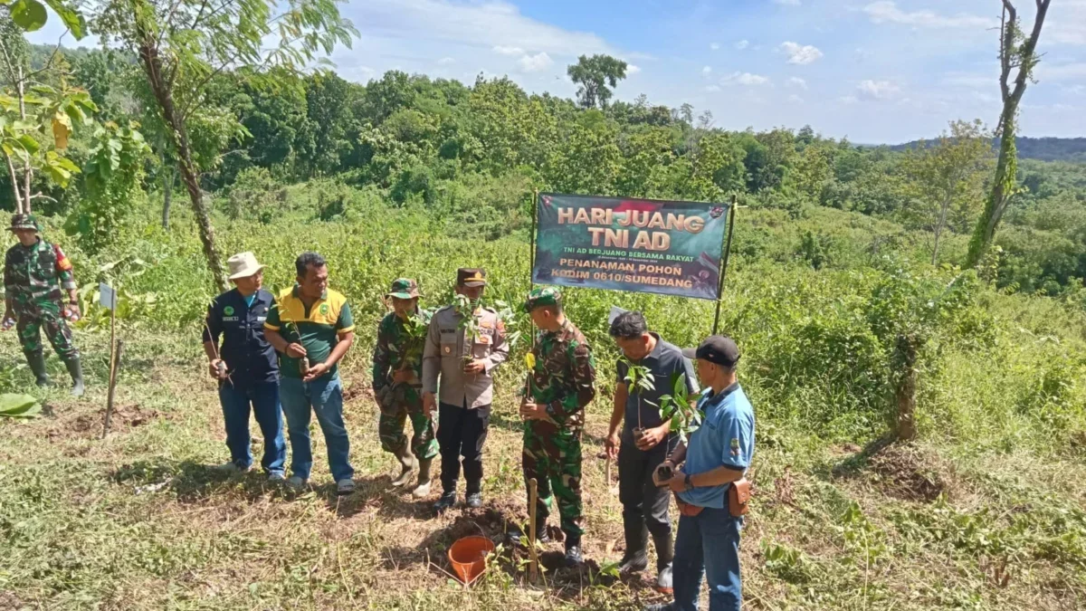 PENGHIJAUAN: Sejumlah aparat saat kegiatan penanaman pohon di Kecamatan Conggeang, baru-baru ini.