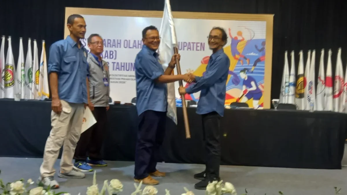 TETAPKAN: Ketua Terpilih Koni Kabupaten Sumedang Periode 2024-2028 Budi Ariianto menerima Pataka dari Ketua Pi