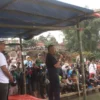 SYUKURAN: Manager Persib Bandung, H Umuh Muchtar, saat menggelar acara memancing di Tanjungsari, baru-baru ini