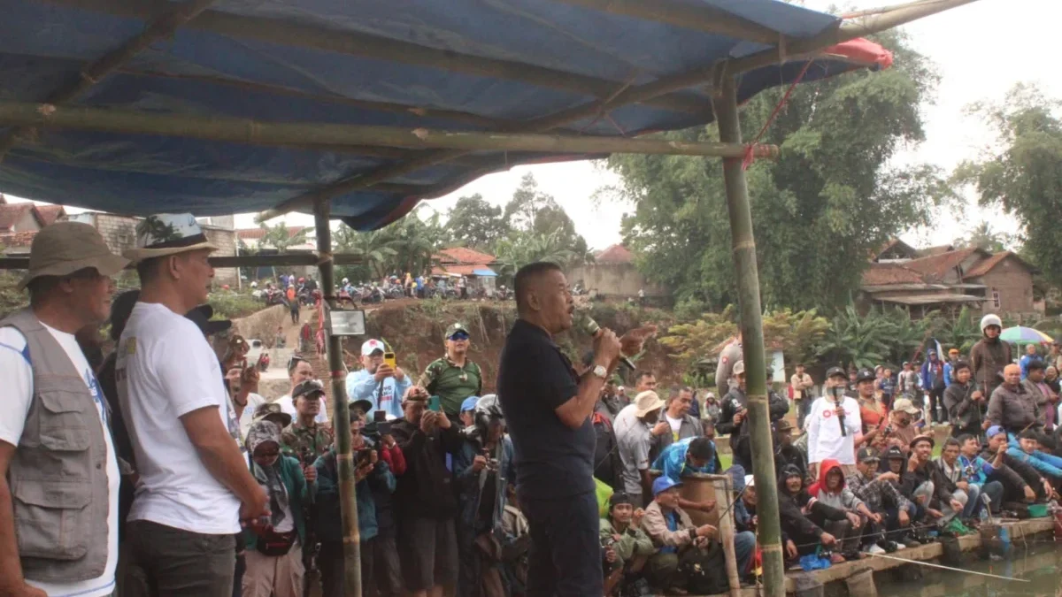 SYUKURAN: Manager Persib Bandung, H Umuh Muchtar, saat menggelar acara memancing di Tanjungsari, baru-baru ini