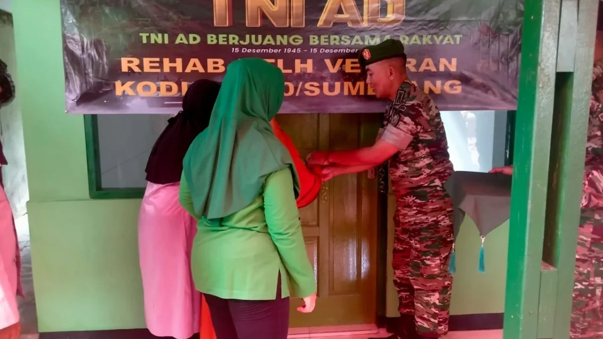 BERSINERGI: Danramil 1007/Buahdua Kapten Inf Yayat Sudrajat saat meresmikan Rutilahu milik seorang veteran di