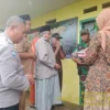 SINERGI Bhabinkamtibmas Desa Kamal Bripka Yuyun Yuwana saat peresmian Rutilahu di Kecamatan Tanjungmedar, kema