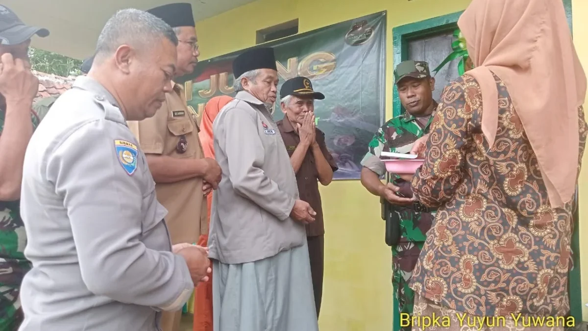 SINERGI Bhabinkamtibmas Desa Kamal Bripka Yuyun Yuwana saat peresmian Rutilahu di Kecamatan Tanjungmedar, kema