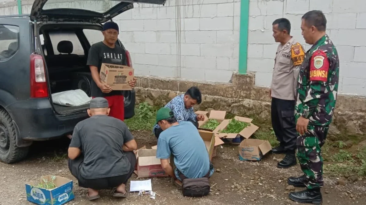 DUKUNG: Bhabinkamtibmas Desa Wargaluyu, Aiptu Nana Sujana, bersama Babinsa, Serda Wawan Sutiawan, saat kegiata