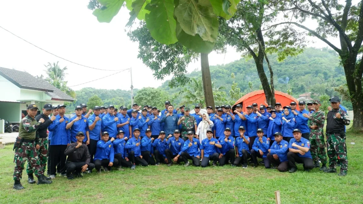 DISIPLINKAN: Sejumlah karyawan Perumda Tirta Medal saat mengikuti pelatihan bela negara di Makodim, baru-baru