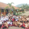 ANTUSIAS: Sejumlah siswa MI GUPI Kecamatan Conggeang usai mengikuti sosialisasi BDB di sekolahnya, baru-baru i