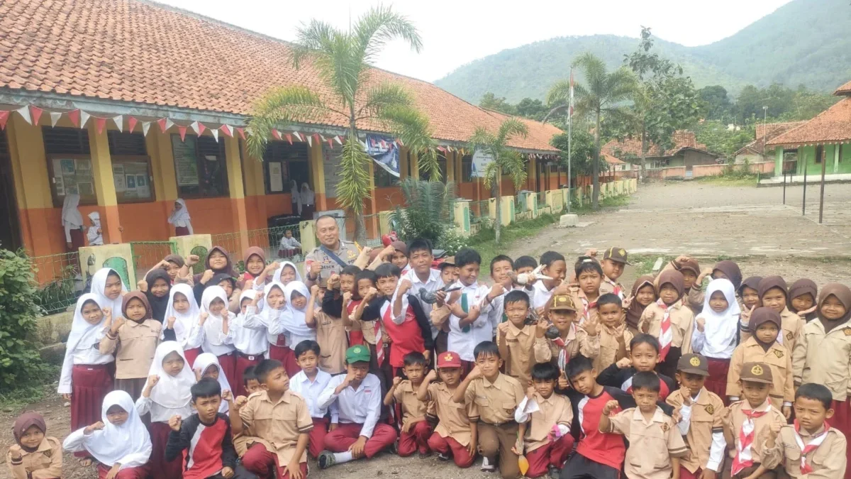 ANTUSIAS: Sejumlah siswa MI GUPI Kecamatan Conggeang usai mengikuti sosialisasi BDB di sekolahnya, baru-baru i