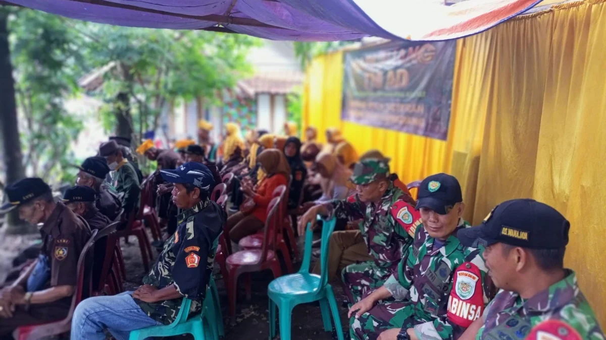 BANTU WARGA: Sejumlah aparat saat menghadiri peresmian Rutilahu di Kecamatan Buahdua, baru-baru ini.