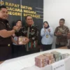 KEMBALIKAN: Kajari Sumedang, Ade Purnama saat menyerahkan uang kelebihan kepada Pj Bupati Sumedang Yudia Ramli