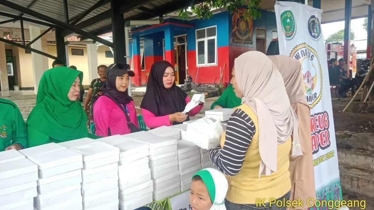 ANTUSIAS; Warga Conggeang saat membeli nasi boks nasi baper, baru-baru ini.