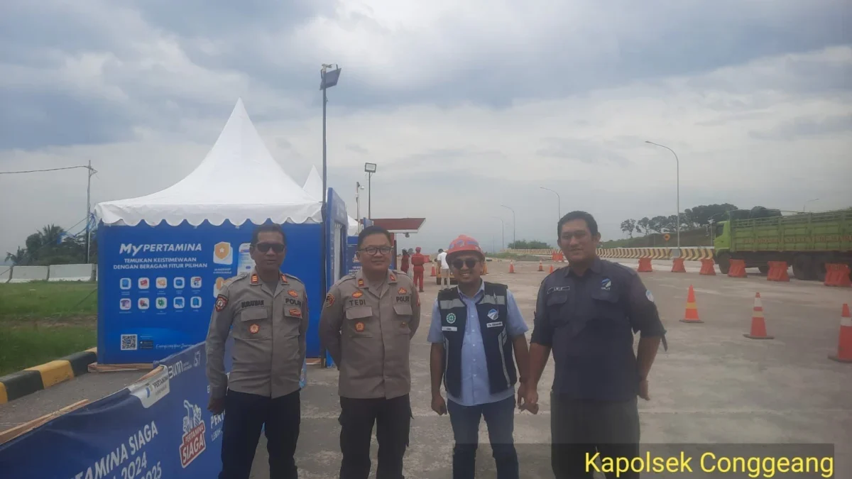 MEMASTIKAN: Kapolsek Conggeang AKP Suratman, dan Kapolsek Paseh IPTU Tedi Rusmiadi, melakukan pengecekan lokas