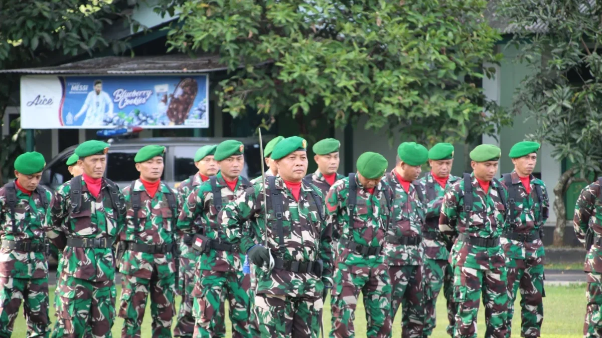 TEGUHKAN: Sejumlah Prajurit TNI Kodim 0610/Sumedang saat Upacara Peringatan Hari Bela Negara ke-76 di Makodim,