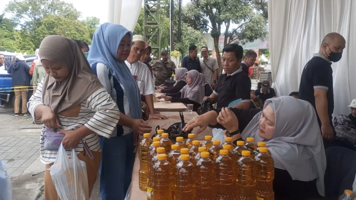 ANTUSIAS: Sejumlah warga saat membeli komoditas sembako pasar murah di halaman Mal Pelayanan Publik Sumedang,