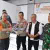 ANTISIPASI: Kepala Pelaksana BPBD Kabupaten Sumedang, Atang Sutarno saat sosialisasi pencegahan bencana di Kec