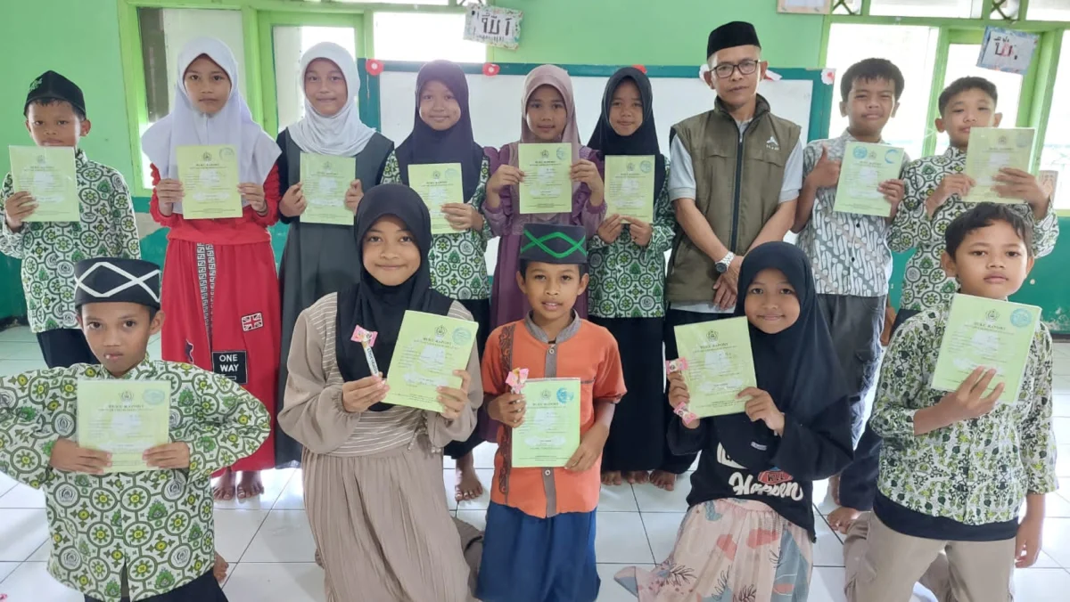 HARAPKAN: Kepala MDTA Al Iklash Desa Jatihurip Ustad Syarip bersama para santri di madrasahnya, baru- baru ini