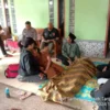 TEWAS: Korban AM (40) warga Dusun Ciburial Kecamatan Cileunyi Kulon dinyatakan meninggal dunia di lokasi peman