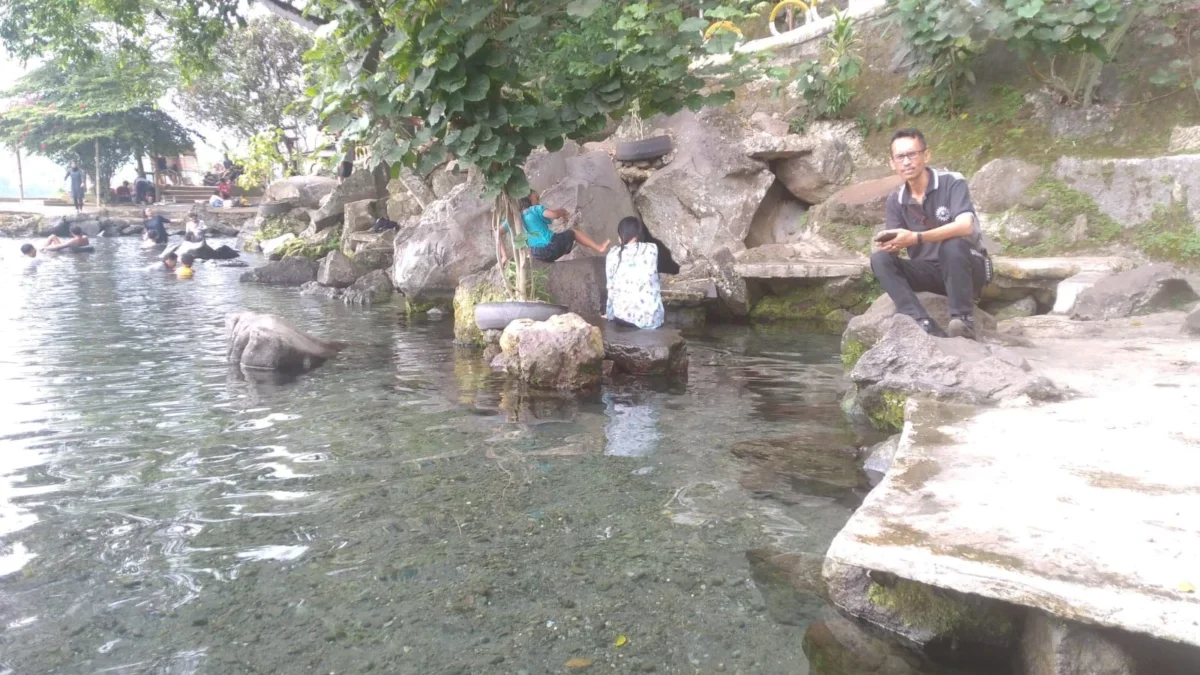 SEJUK: Sejumlah wisatawan saat mengunjungi mata air Cikandung, baru-baru ini.