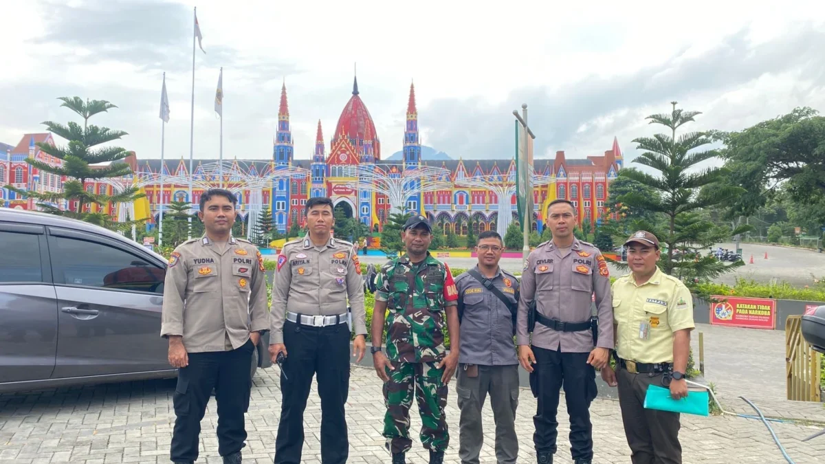 BERSAMA: Petugas kepolisian Polsek Jatinangor, TNI, dan petugas keamanan saat menjaga keamanan di objek wisata