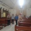 AMANKAN: Pospam Jatinangor saat melakukan kontrol di Gereja Katolik Santo Albertus Magnus IPDN Jatinangor, Sen