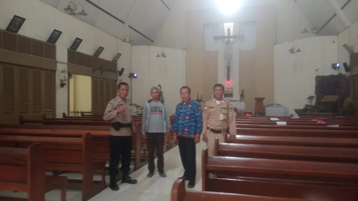 AMANKAN: Pospam Jatinangor saat melakukan kontrol di Gereja Katolik Santo Albertus Magnus IPDN Jatinangor, Sen