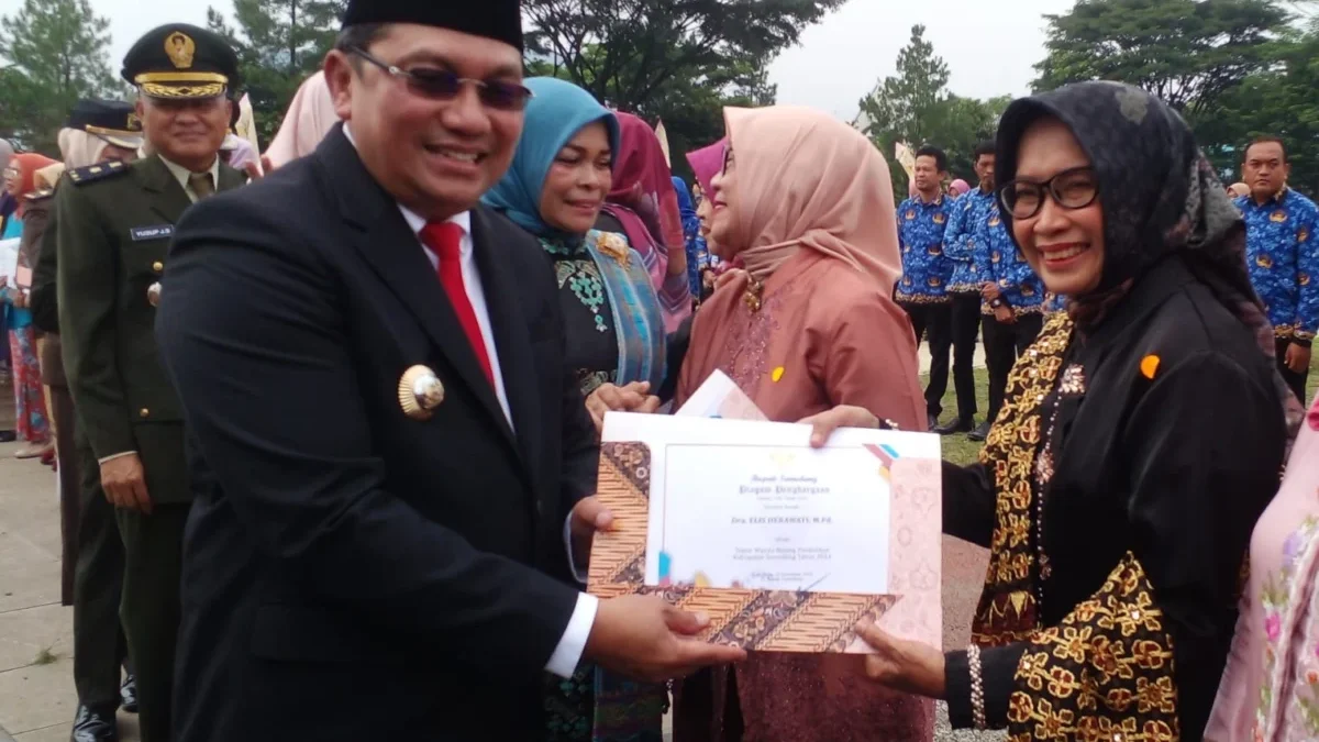 Kepsek SMKN 2 Sumedang Raih Dua Penghargaan Hari Ibu