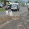 RUSAK: Kondisi Jalan Lingkar Selatan di Kecamatan Darmaraja, tepatnya di Prapatan Cikole Bugel, Desa Rangon, m