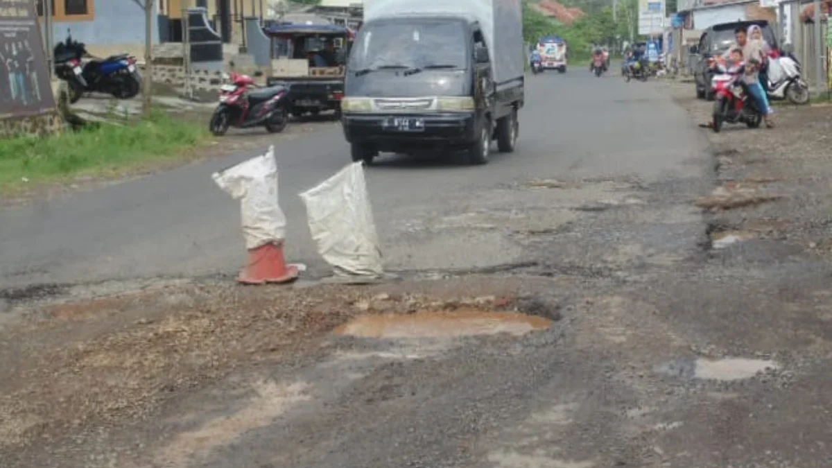 RUSAK: Kondisi Jalan Lingkar Selatan di Kecamatan Darmaraja, tepatnya di Prapatan Cikole Bugel, Desa Rangon, m