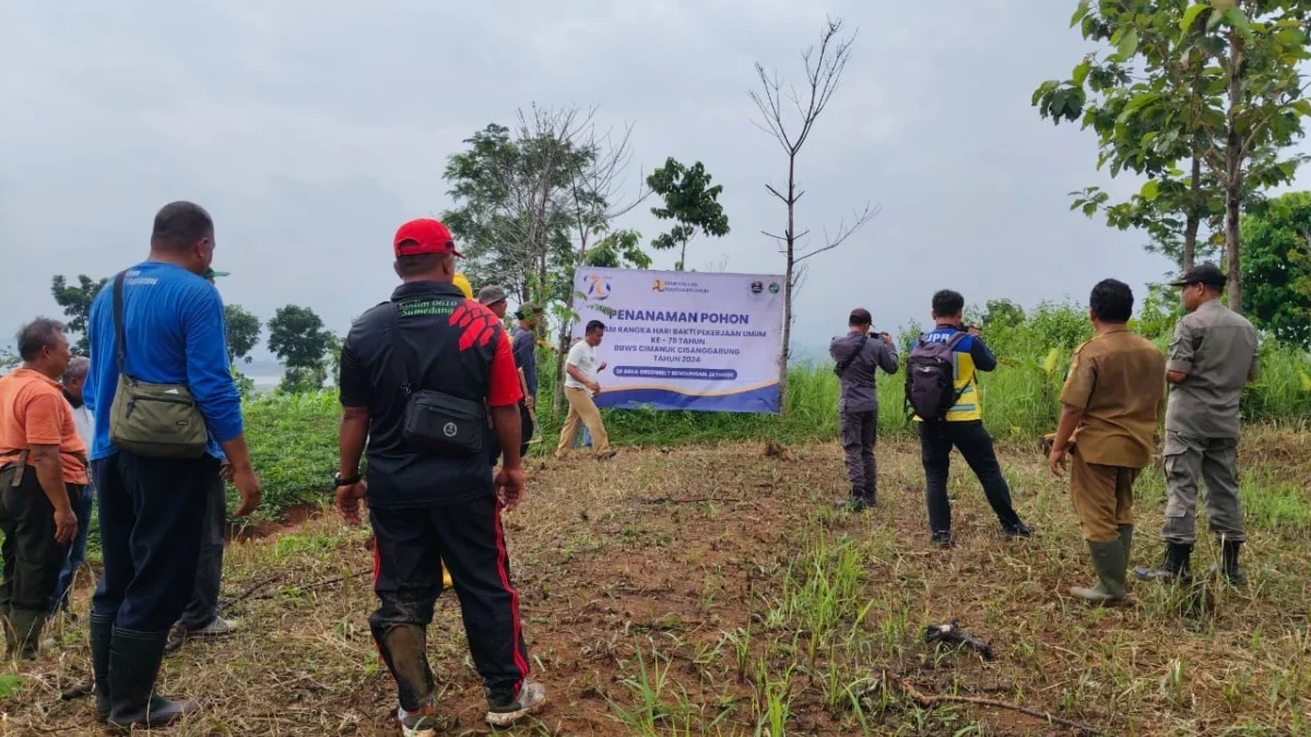 BERSINERGI: Petugas saat penanaman pohon di Desa Sukaratu, Kecamatan Darmaraja, baru-baru ini.