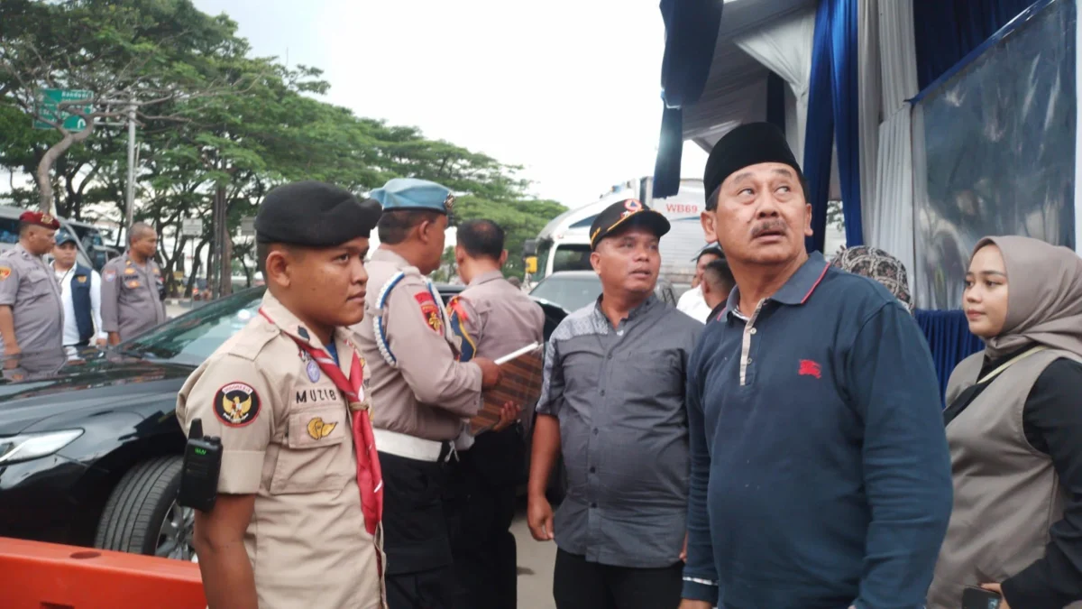 MENGAWASI: Ketua DPRD Kabupaten Sumedang, Sidik Jafar, bersama anggota DPRD dari Dapil 5, saat pemantauan Pos