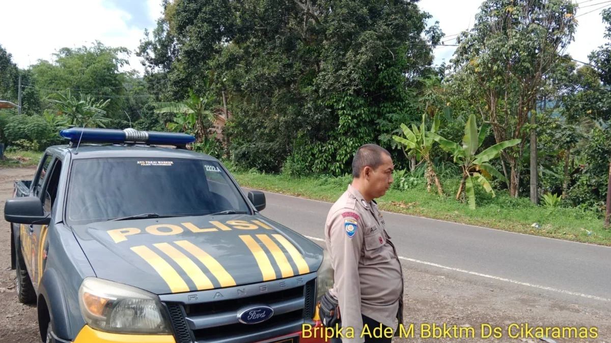 PANTAU: Personil Polsek Tanjungmedar saat melaksanakan Kegiatan Rutin yang Ditingkatkan (KRYD), Kamis (26/12).